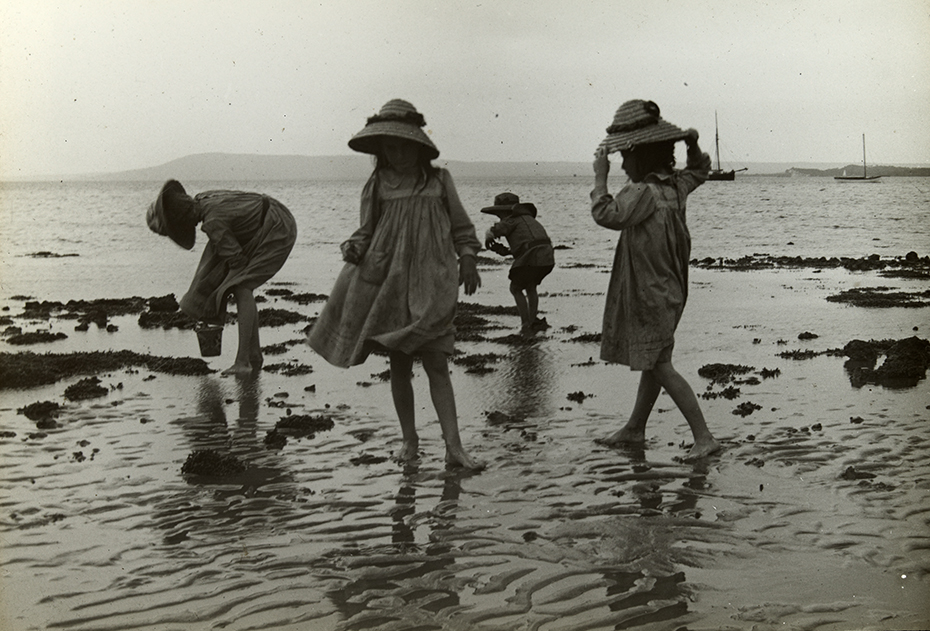 Wardell children on beach at Sorrento original